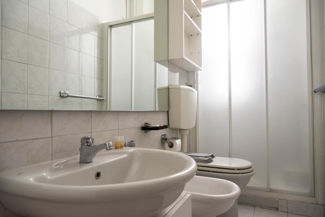Peaceful Court Apartment In Shopping District Milán Exteriér fotografie